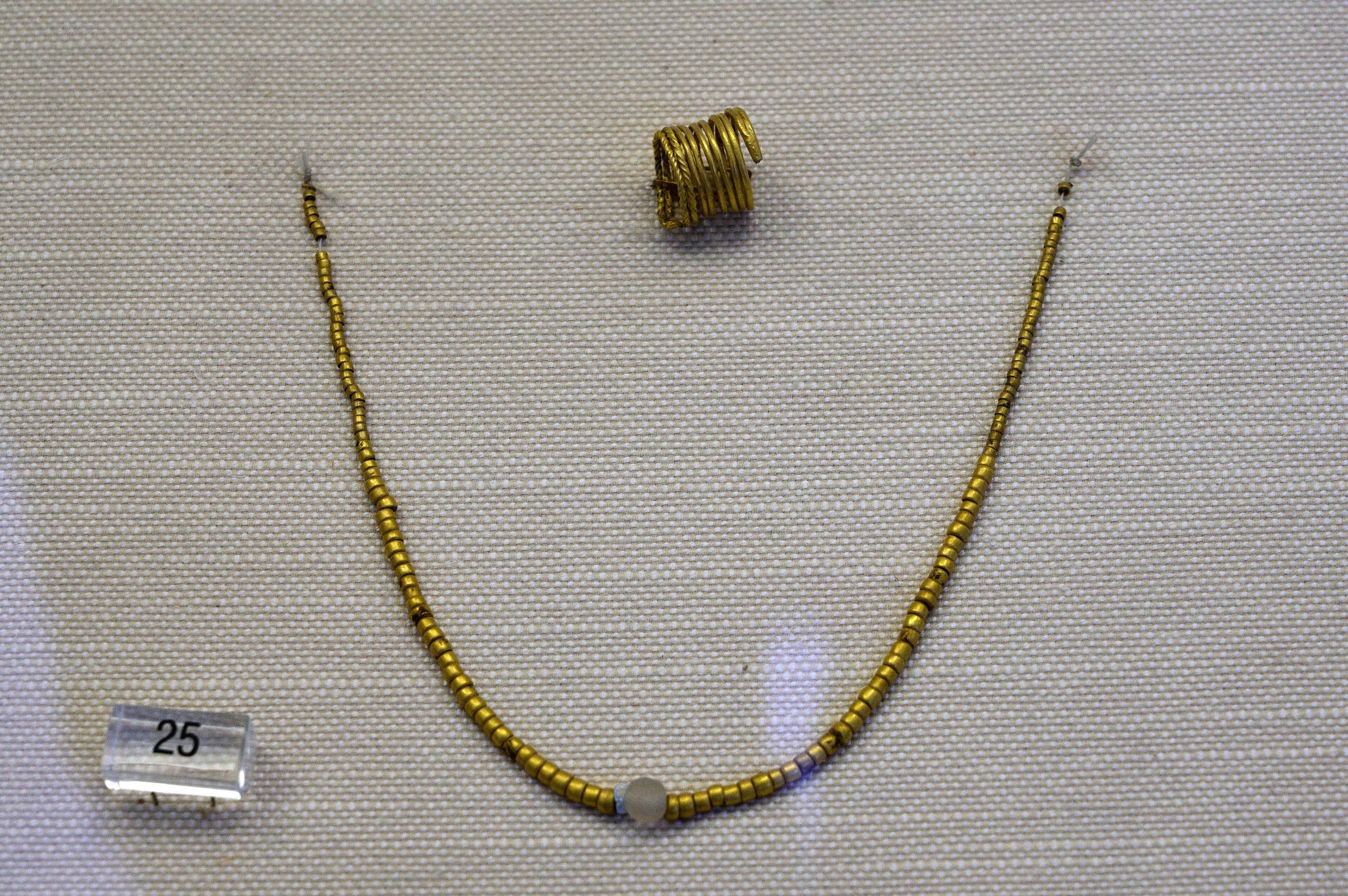 Ancient Mycenaean gold jewellery from the Kerameikos